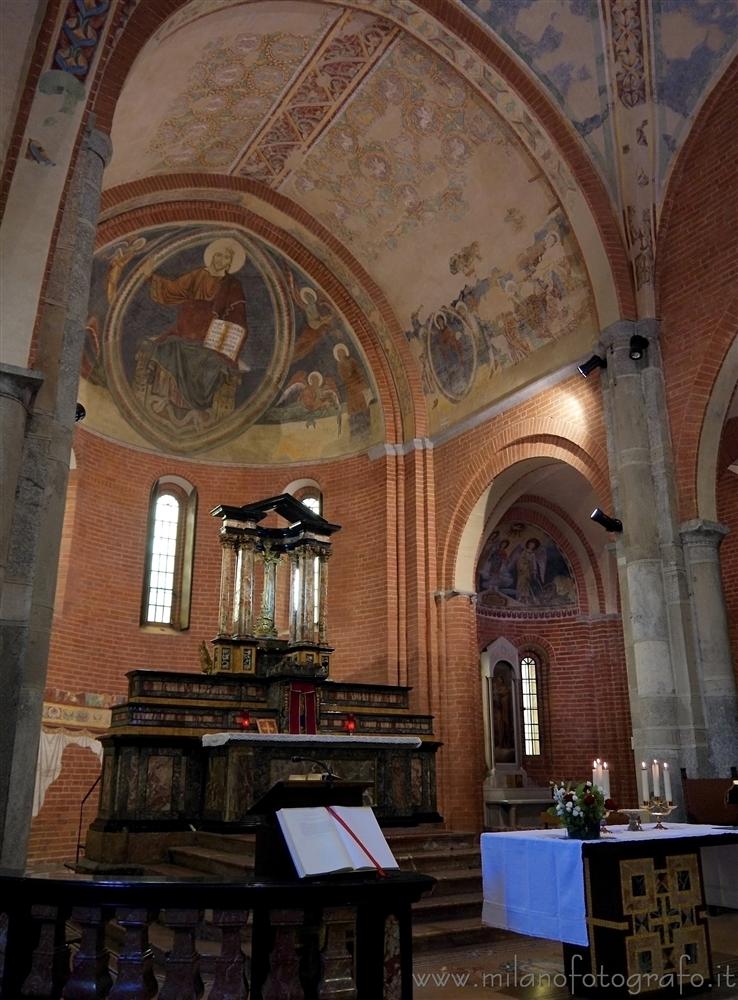 Milano - Altare e apside della Chiesa di Santa Maria Rossa in Crescenzago